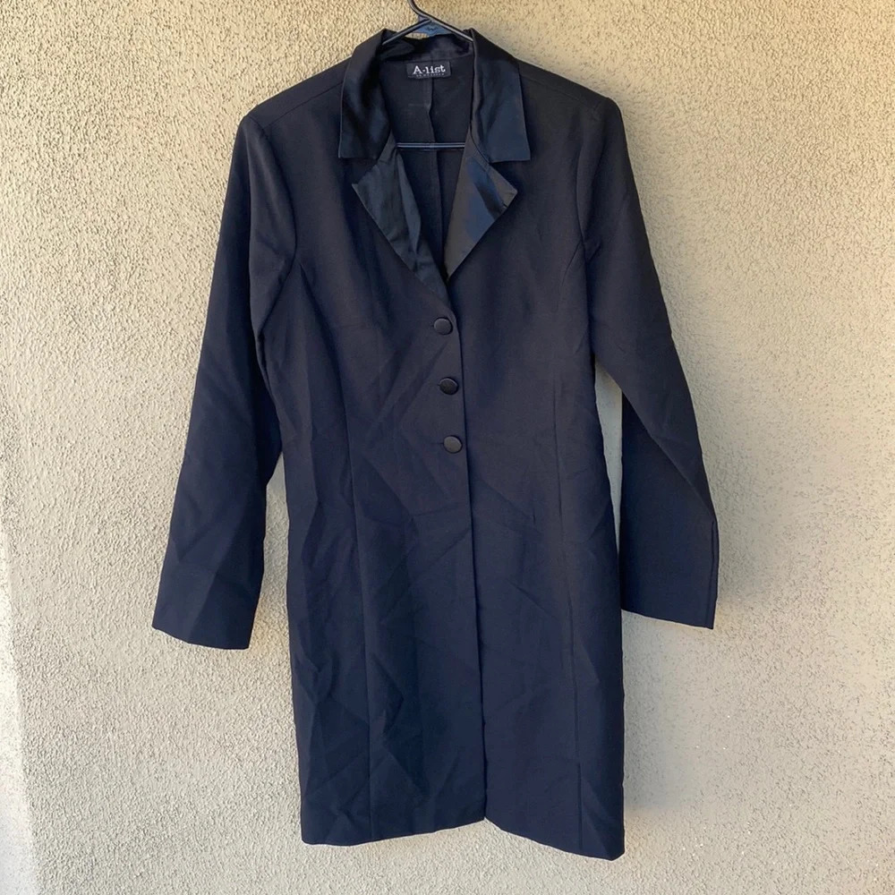 The perfect light weight vintage Tuxedo style women’s coat size medium black